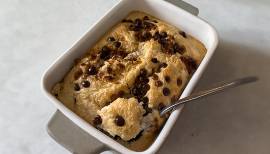 een witte schaal met Baked oats in op een witte tafel