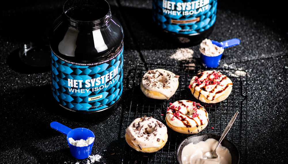 In een donkere artistieke setting donuts genaakt met Het Systeem Whey Isolate Vanilla
