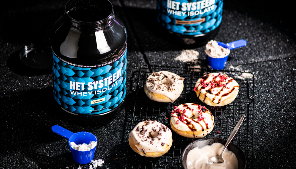 In een donkere artistieke setting donuts genaakt met Het Systeem Whey Isolate Vanilla 