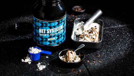 een foto van Protein icecream gemaakt met Het Systeem Whey Isolate vanilla, productfoto, donker, studio