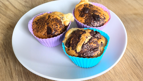 Protein oat muffins op een wit bord op een houten tafel