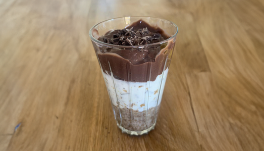een potje Vanilla chocolate weetabix trifle op een houtentafel