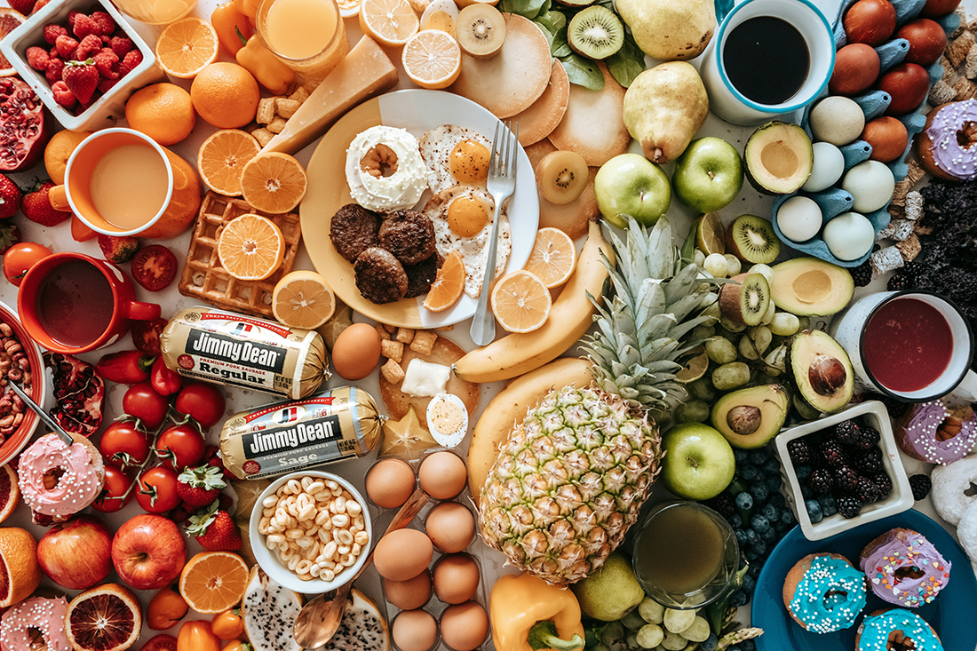 een kleurrijke verzamling van alle soorten gezond eten, zoals fruit, groenten en vlees