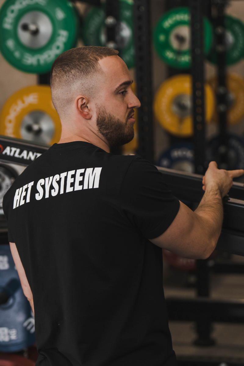 een personal coach met een t shirt van het systeem aan
